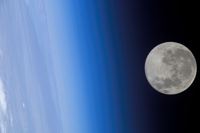 Почему луна не вращается вокруг своей оси
