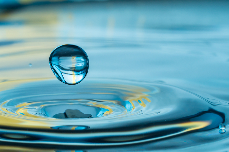 Исследование показало, что вода имеет две разные молекулярные структуры -  Телеканал "Наука"