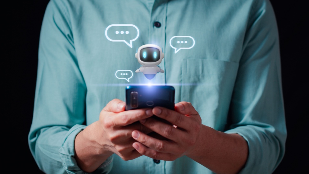 человек использует смартфон для поиска юридической информации