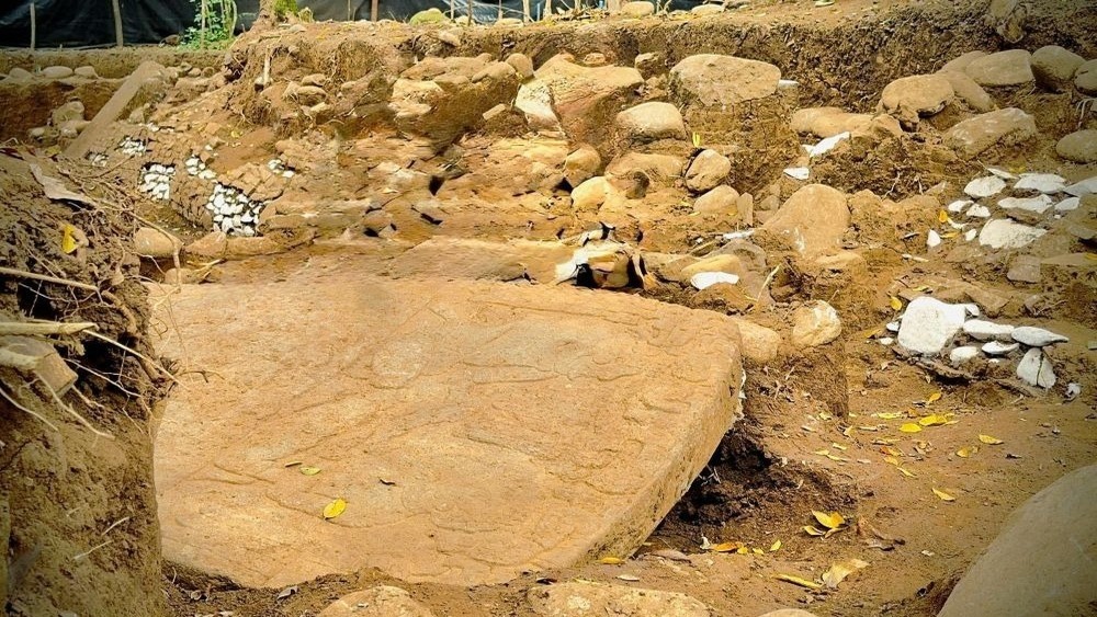 В Мексике нашли 1400-летний монолит, изображающий общение с божеством