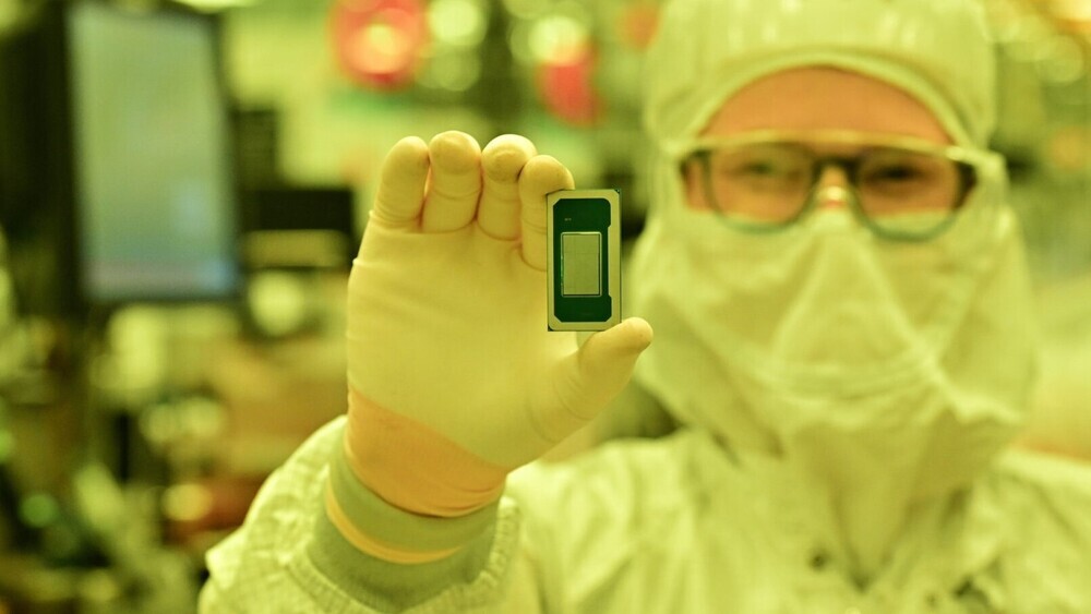 Intel первой в мире начала массовый выпуск чипов по новой технологии литографии