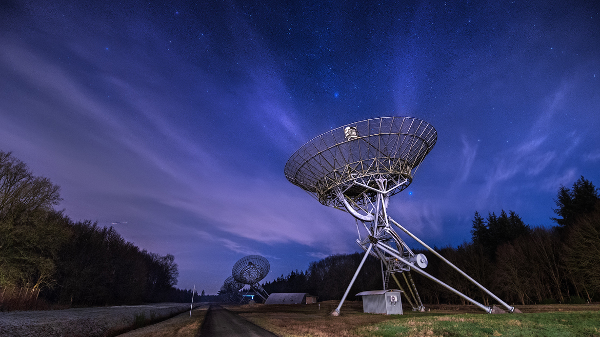 Westerbork Synthesis Radio Telescope. Это радиотелескоп, использующий
технику, называемую «синтез апертуры» для создания радиоизображения. Он состоит из 14 управляемых 25-метровых тарелочных антенн и позволяет астрономам изучать широкий спектр астрофизических явлений. WSRT - это средство открытого доступа, доступное для ученых из любой страны. Он также является частью европейской сети радиотелескопов VLBI (EVN). Система была собрана в апреле 1956 года. Ее постоянно апгрейдят (последний был в 2018), поэтому эта система радиотелескопов остается актуальной для исследований и активно используется. Она принадлежит ASTRON — Нидерландскому институту

радиоастрономии.