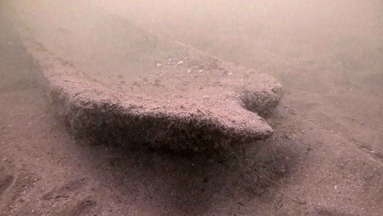 Дайвер, убиравший мусор на дне озера Висконсин, нашел 1000-летнее каноэ