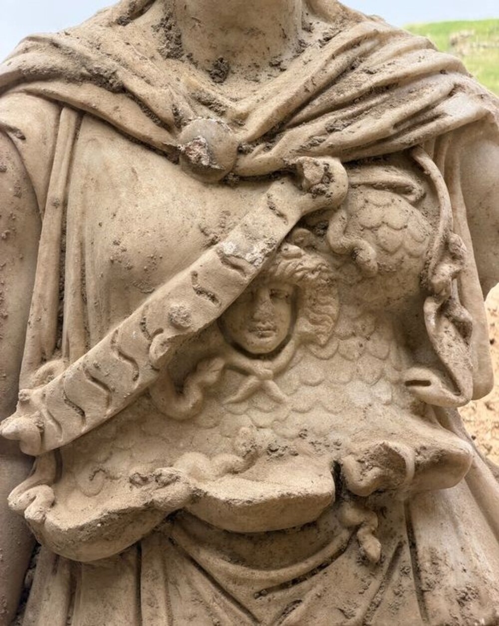 Статуя Афины с Медузой-Горгоной