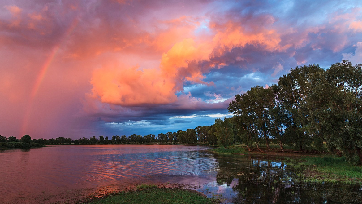 Закат с радугой над озером Аракуль (старицей реки Белая) в Башкирии
