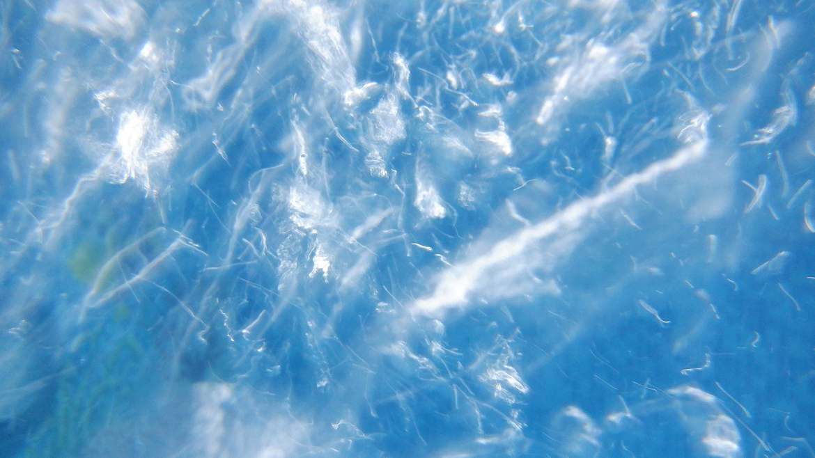 На этом фото изображены брызги воды, сфотографированные камерой под водой. Так выглядит бурлящий водный поток изнутри.
