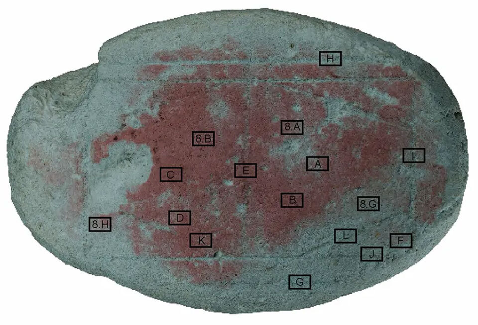 Старый камень с насечками оказался древнеримской настольной игрой