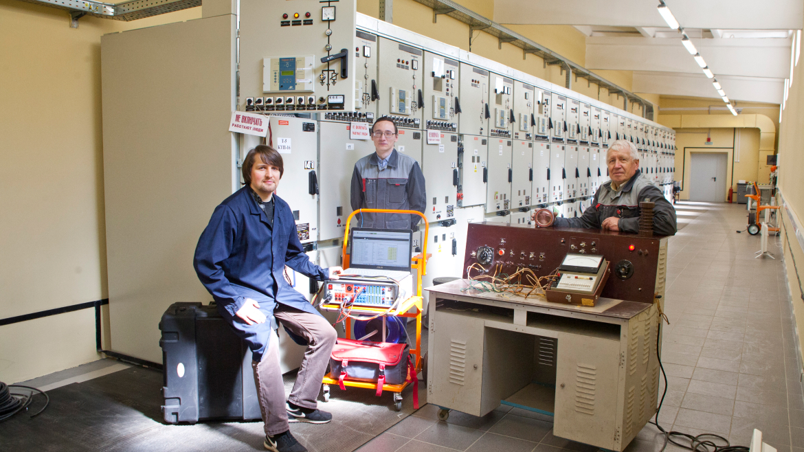 Инженеры лаборатории высоких энергий объединённого института ядерных исследований изображены вместе с измерительным оборудованием разных годов выпуска