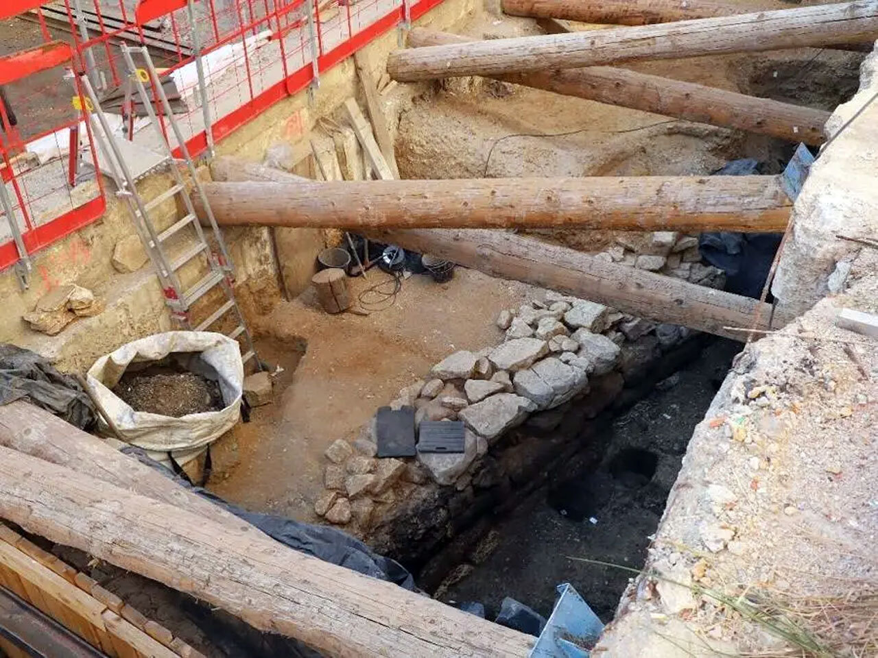 В центре Парижа нашли 2000-летнюю обугленную стену