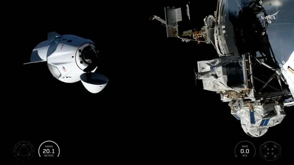 Crew Dragon впервые долетел до МКС менее чем за 8 часов: видео