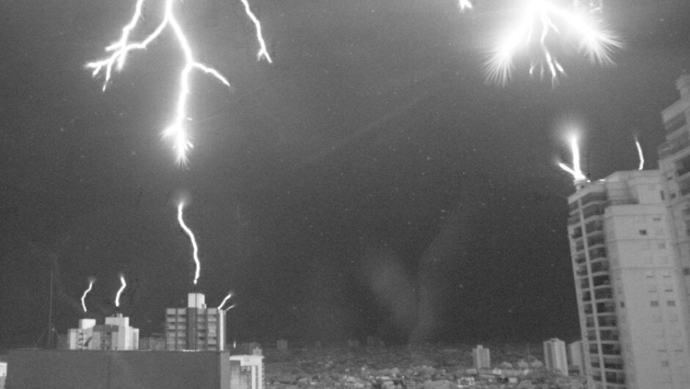 , На изображении, снятом высокоскоростной камерой, видно несколько молниеотводов, пытающихся соединиться с нисходящим разрядом