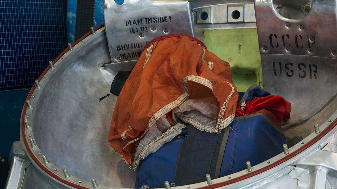 Части космического корабля в Культурно-образовательном центре «Планетарий» на ул. Чайковского в г. Ярославле.