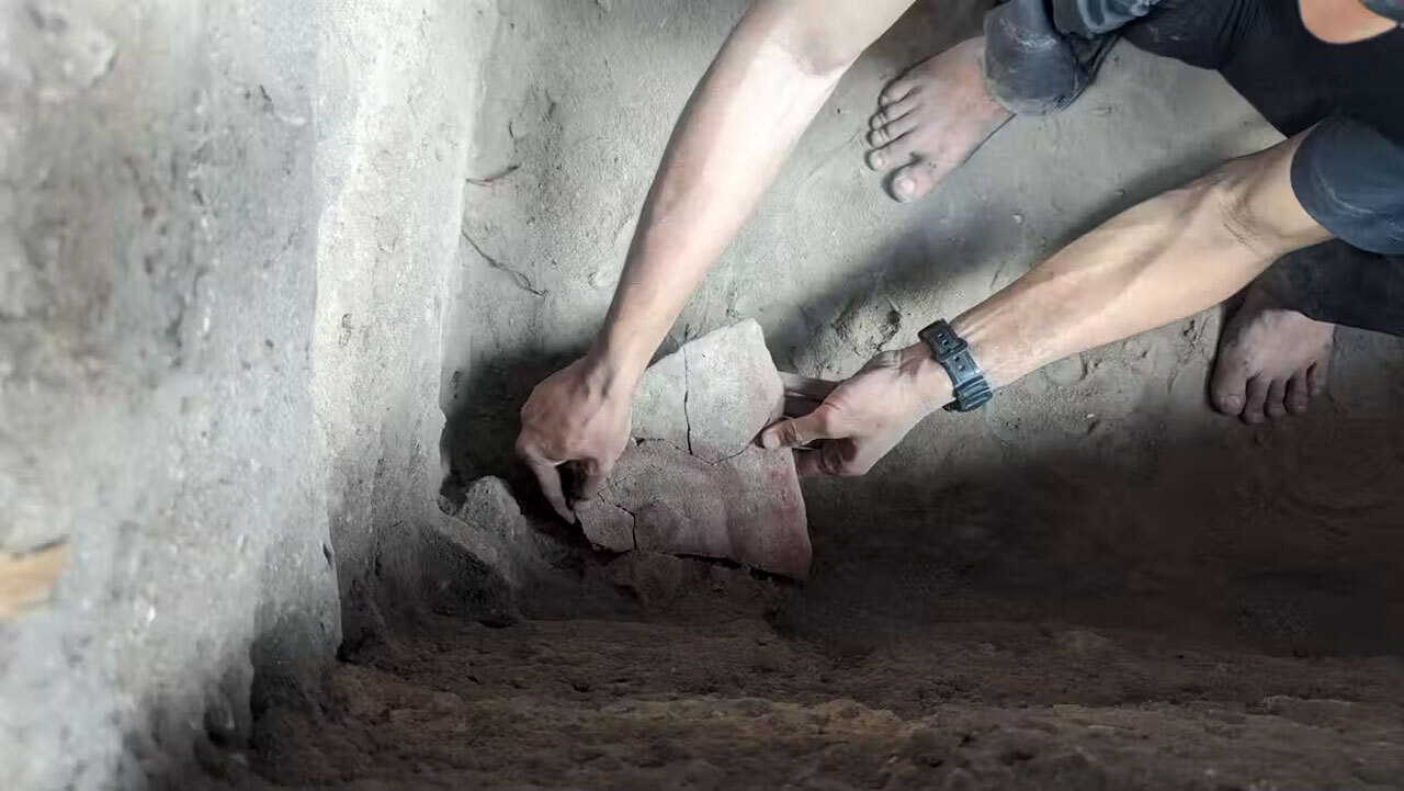 В Индонезии найдена 4000-летняя каменная пластина с рисунком солнца