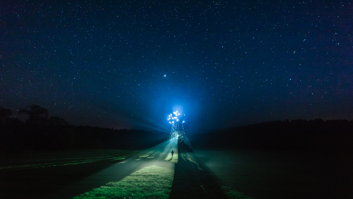 Звёздное небо над арт-объектом Маяк в парке Никола-Ленивец
