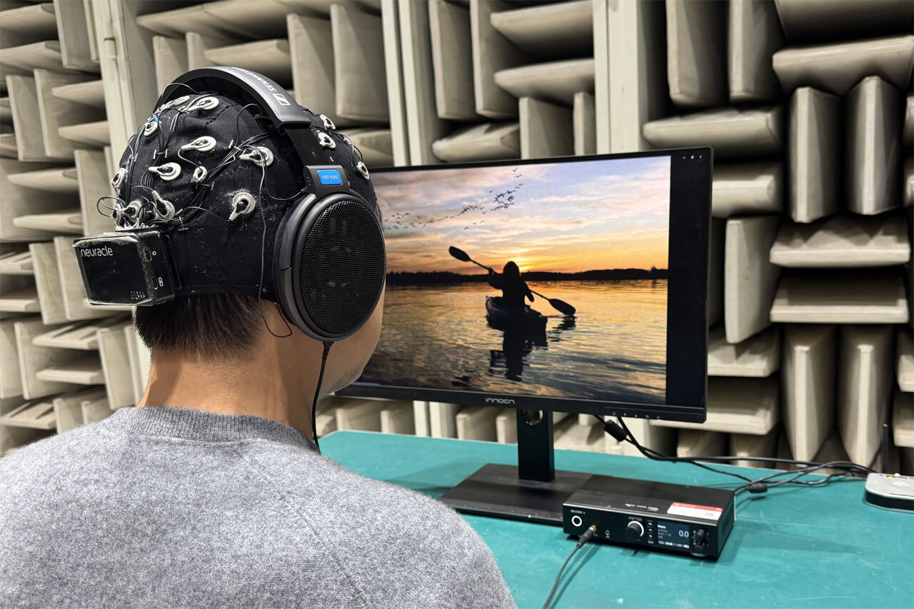 Закрывать глаза, чтобы лучше слышать, оказалось бесполезно