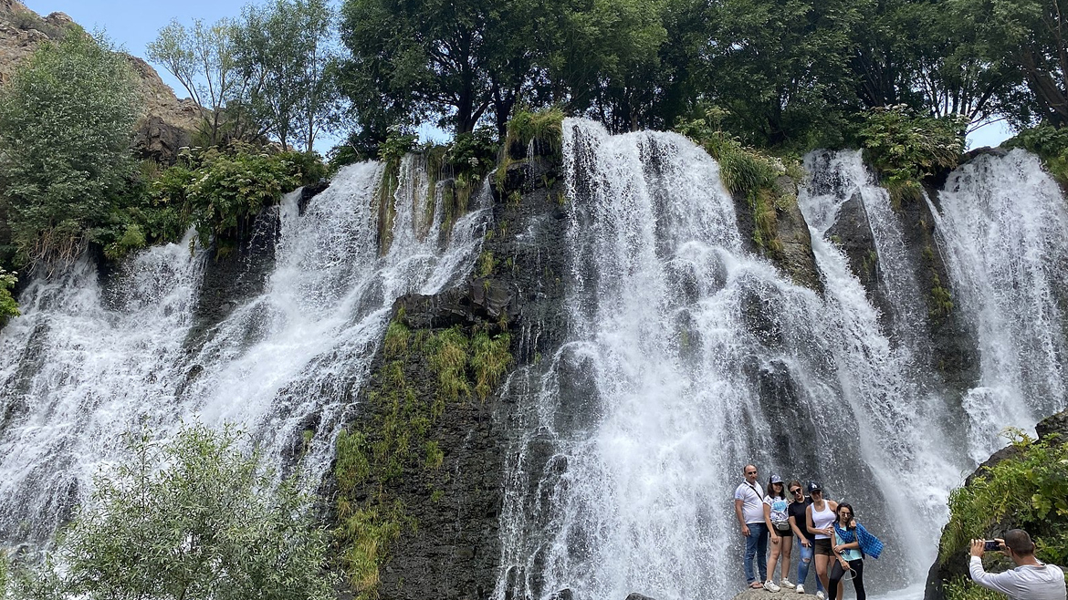 На фотографии изображен водопад Шаки