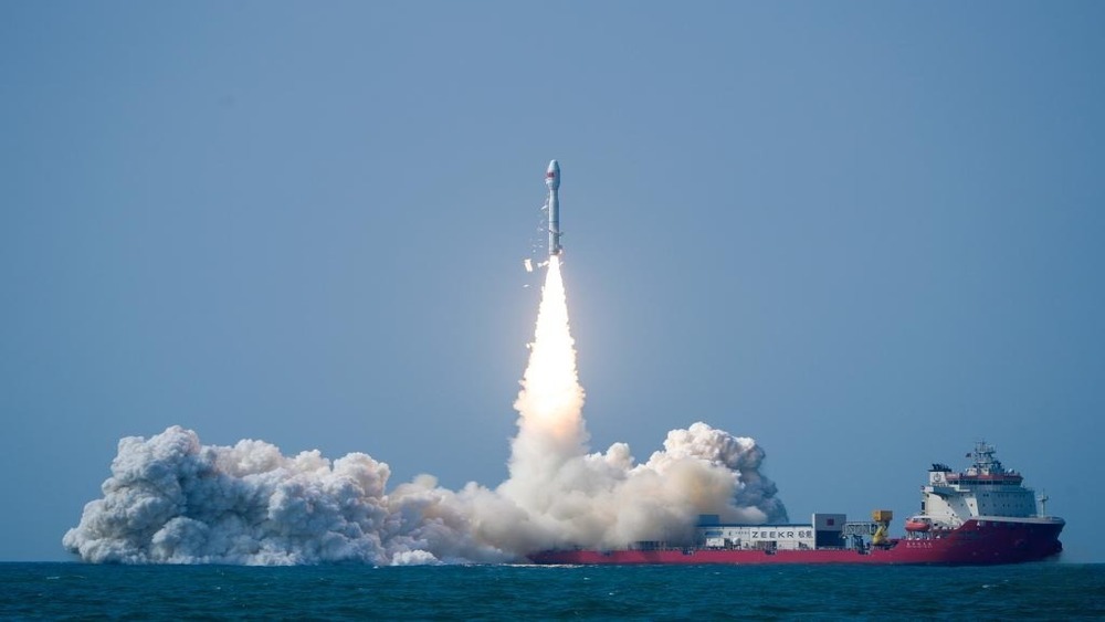 Китай запустил с моря коммерческую ракету с семью спутниками