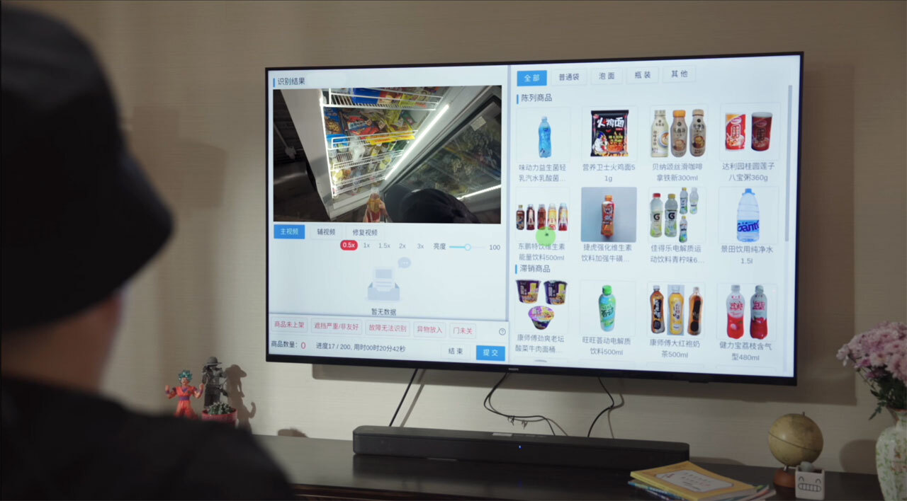 Человек научился управлять роботами силой мысли