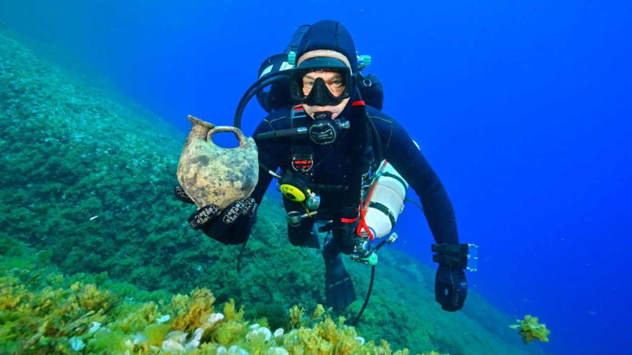 У хорватского острова нашли 2300-летний корабль с редкой античной посудой