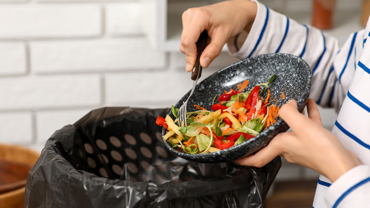 Социологи раскрыли, кто чаще всего выбрасывает продукты в России