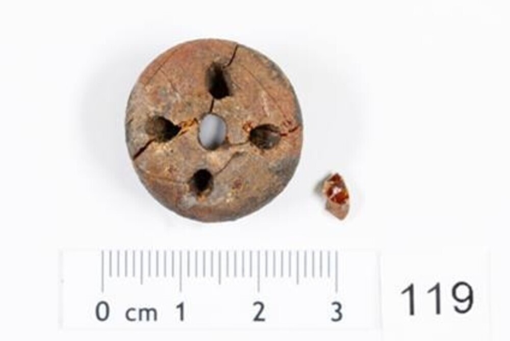 Янтарная бусина