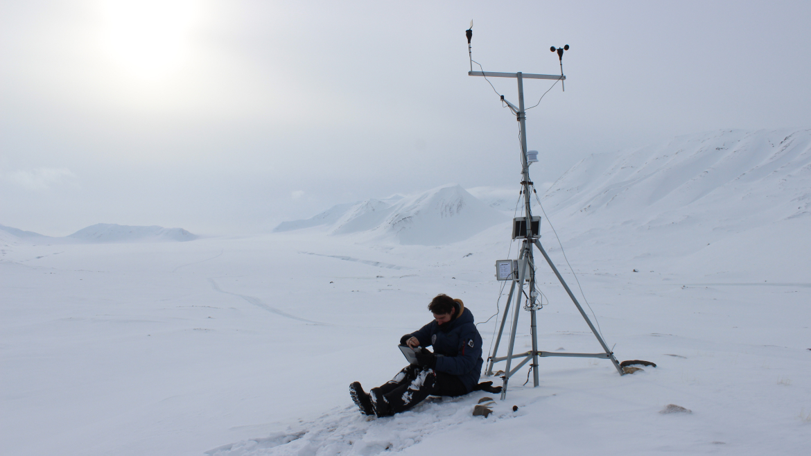 Запечатлен процесс считывания данных с автономной метеостанции у подножия ледника Восточный Гренфьорд, Шпицберген. Подобные станции позволяют детальнее изучать микроклимат на водосборах таких водных объектов, как ледники