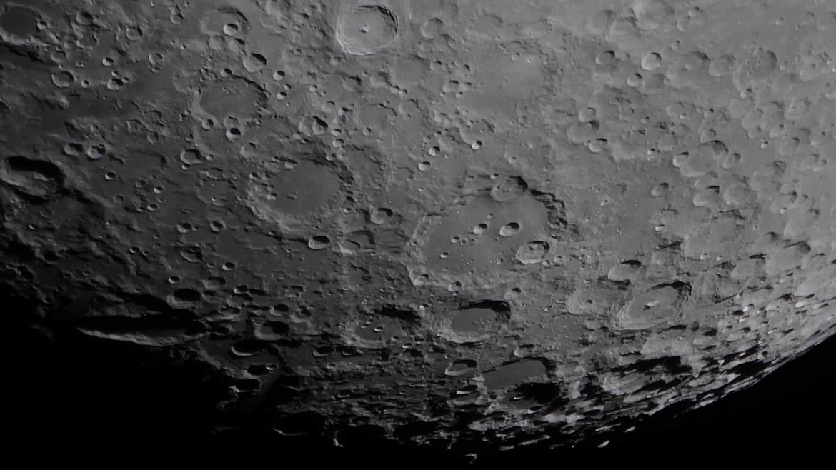 Панорамный снимок участка лунной поверхности, полученный объединение двух изображений. Снято из двора в центре г. Казани