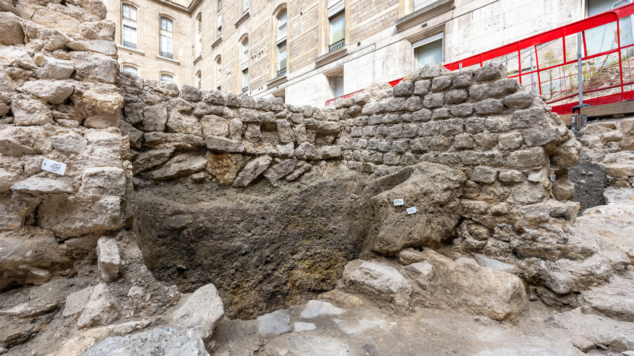 В центре Парижа нашли 2000-летнюю обугленную стену