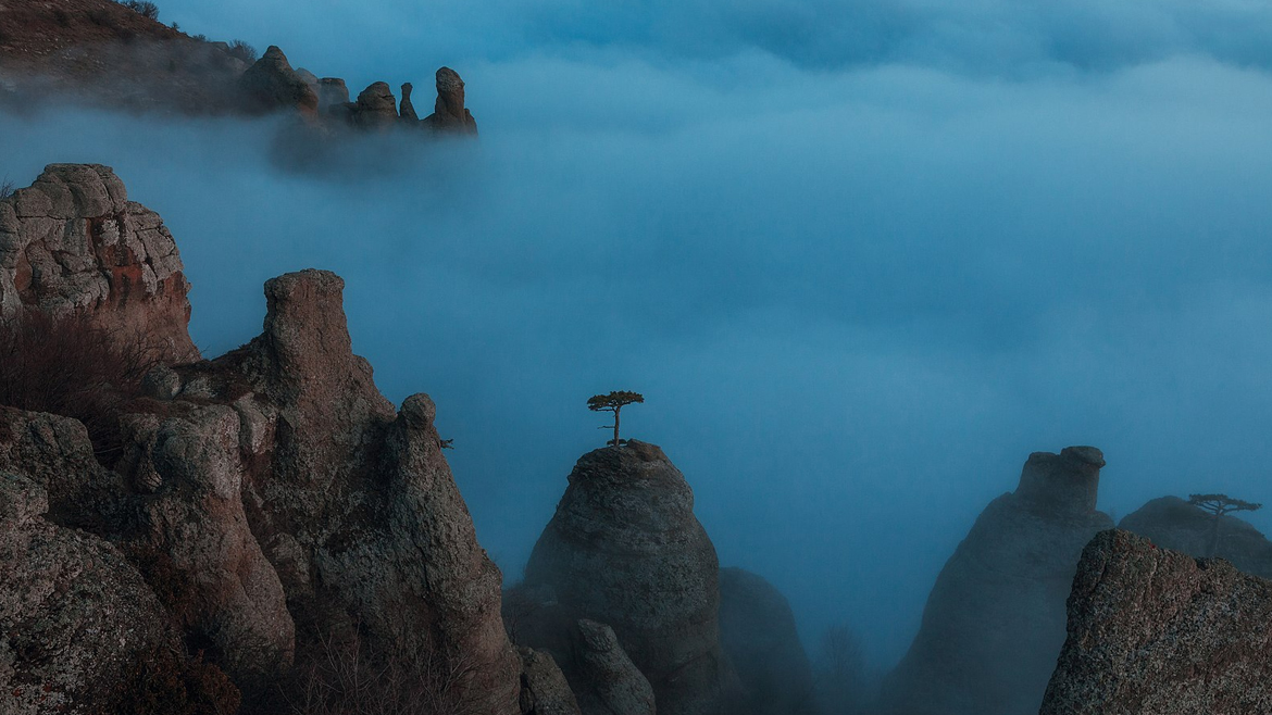 Низкая облачность в сумерки на Демерджи-яйле в Крыму

