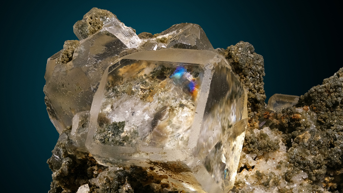 Флюорит. Россия, Дальнегорск, Николаевский рудник.Размер кристалла флюорита 8х8х8 мм. Кольца Ньютона возникли в этом кристалле оптического флюорита.