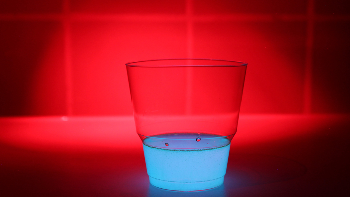 Химический эксперимент по созданию светящейся жидкости