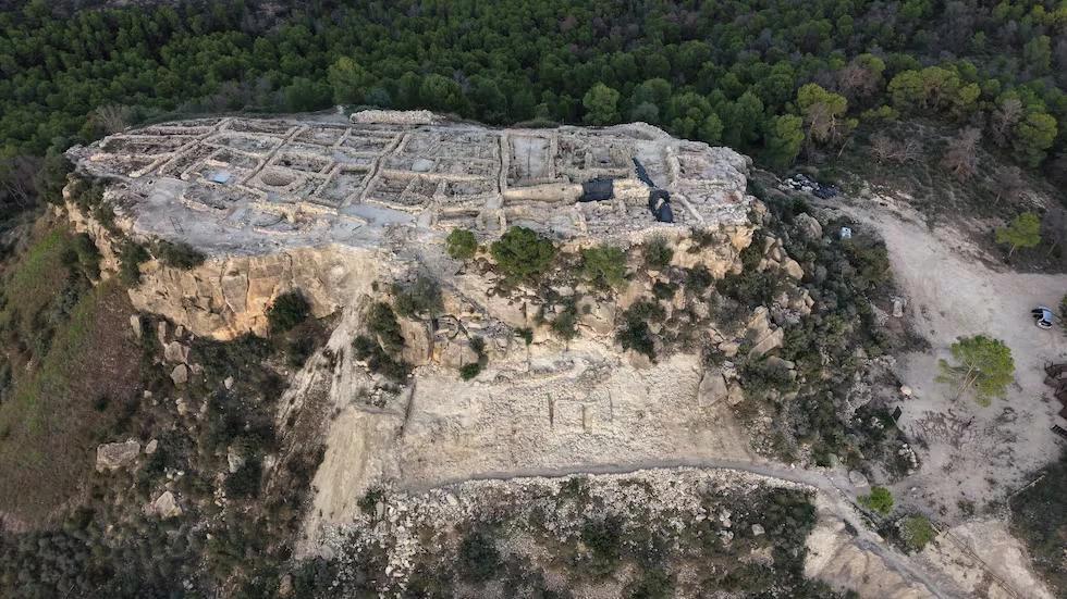 В Испании на крутой скале нашли 4000-летнюю крепость с 7-метровыми стенами