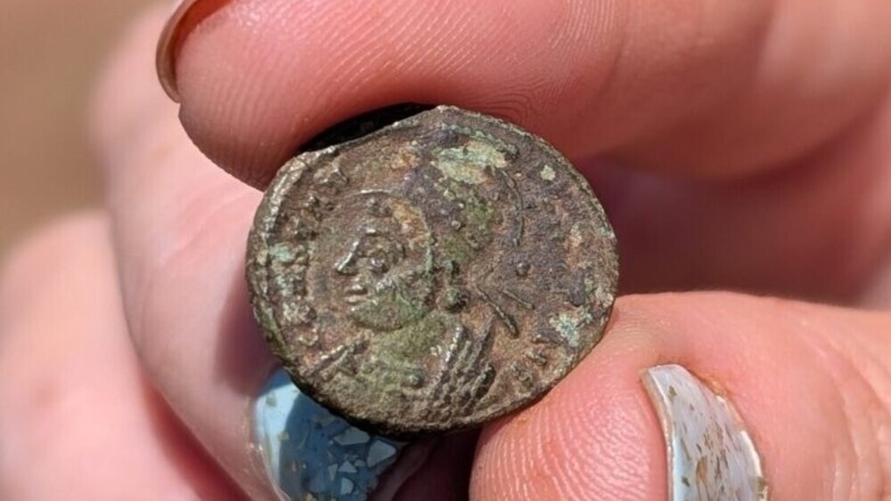 В Англии обнаружили 1700-летнюю монету, посвященную Константинополю