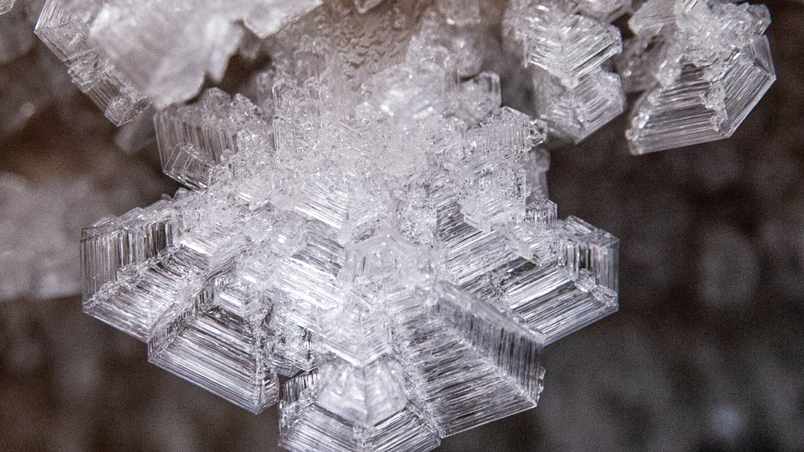 Невероятные ледяные кристаллы Березниковских карстовых пещер. Государственный природный заповедник «Пинежский». Февраль 2021 года.