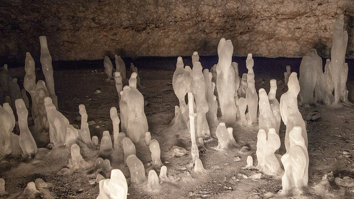 Сталагмиты или ледяное пещерное племя? В Березниковских карстовых пещерах.
