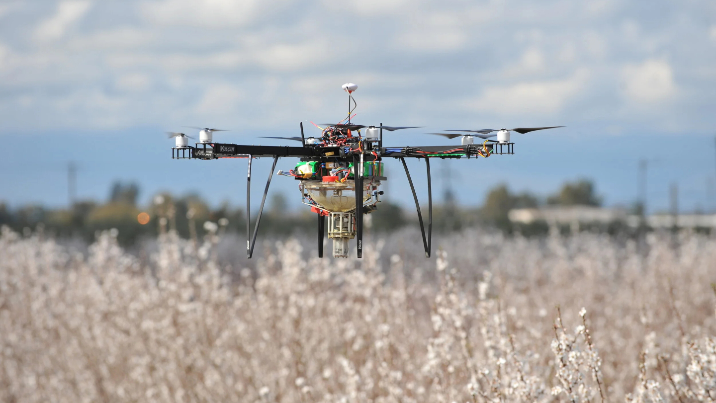 Дрон-опылитель