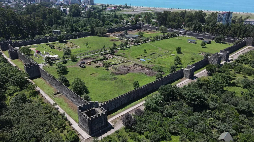 В римской крепости нашли 2000-летнюю золотую табличку, связывающую Грузию и Крым