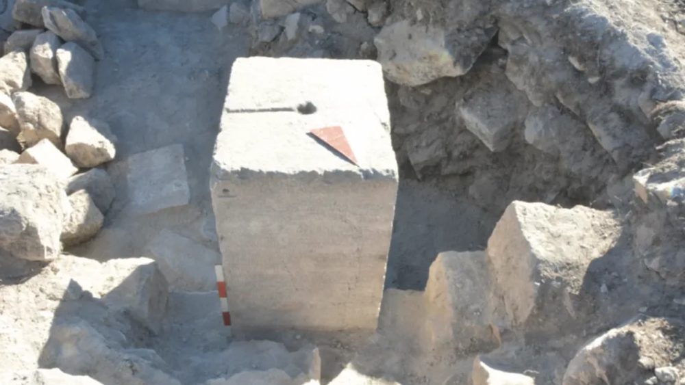 Ancient Turkish oracle stone preserves 56 answers for knucklebone throws