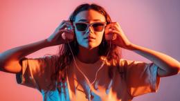 подросток в наушниках