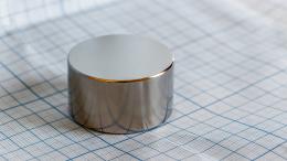 Впервые миниатюрный магнит достиг такой же силы, что и самые мощные в мире