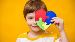 Разноцветный паззл - международный символ аутизма, отражающий сложность устройства аутичного мозга