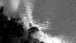 Дюны на спутнике Юпитера Ио. Темный материал (внизу слева) - недавно образовавшиеся потоки лавы, а повторяющиеся линейные элементы, доминирующие на изображении, — это дюны.