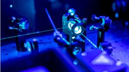 Стоковое фото: один из экспериментов с лазером в квантовой лаборатории