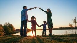 счастливая семья, родители и двое детей