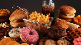 Найдена причина, почему люди переедают именно сладкое и фастфуд