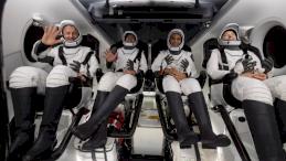 Слева направо: Матиас Маурер, Том Маршберн, Раджа Чари и Кайла Бэррон внутри космического корабля SpaceX Crew Dragon Endurance на борту спасательного корабля SpaceX Shannon вскоре после приземления у побережья Тампы, Флорида