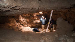 Археологи нашли сотни артефактов древних людей у пещер в пустынях Аравии