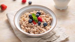 каша, перловка с ягодами