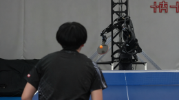 Робот впервые обыграл профессионалов в настольный теннис