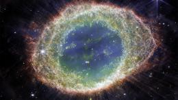 В знаменитой туманности Кольцо обнаружены следы железа в виде странной полосы